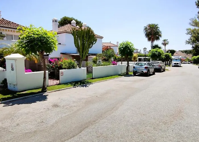 Con Jardin Y Piscina En Playa Estepona