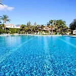 Con Jardin Y Piscina En Playa