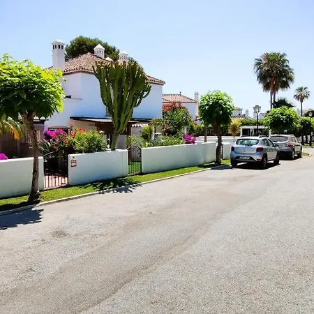 Con Jardin Y Piscina En Playa Estepona