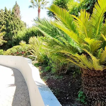 Con Jardin Y Piscina En Playa Apartment