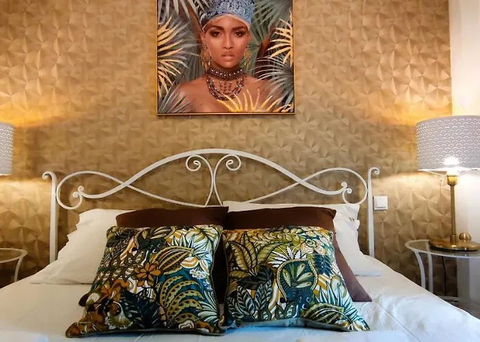 Con Jardin Y Piscina En Playa Estepona