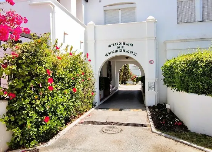 Con Jardin Y Piscina En Playa