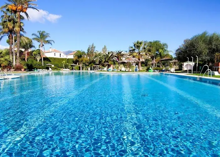 Con Jardin Y Piscina En Playa